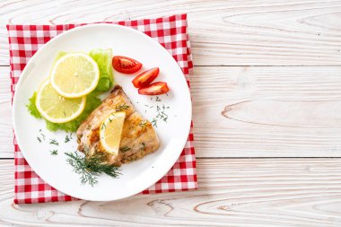 Izgara balık bifteği.