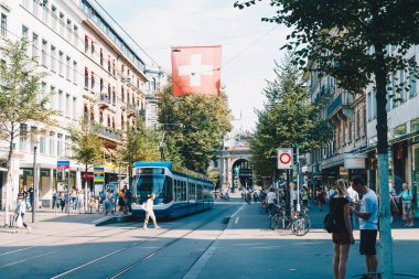 Zürih, İsviçre - 23 Ağustos 2018: Zürih Şehri, İsviçre kaldırımlarda insanlar yürüyüş yaparken bir tramvay merkezi Bahnhofstrasse sürücüler.