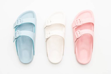 Kadınlar beyaz arka plan üzerinde izole sandalet deri