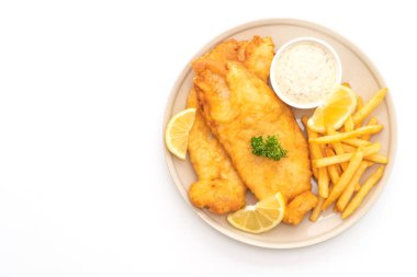 Balık ve cips beyaz arka plan üzerinde izole patates kızartması ile