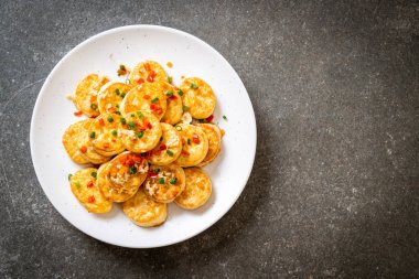 Sahanda yumurta yumuşak tofu sarımsak - sağlıklı, vegan ve sebze gıda tarzı