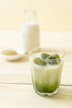 Matcha yeşil çay buzlu cam sütlü