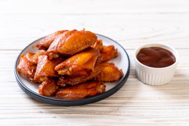 Barbekü tavuk kanadı sosu ile