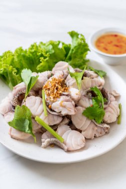 Soslu ve sebzeli haşlanmış balık sosu.