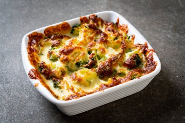 Peynirli fırında karnabahar ve brokoli graten