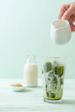 Matcha yeşil çay buzlu cam sütlü