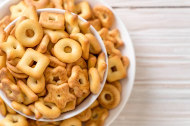 Kahveli bisküvi krakeri.