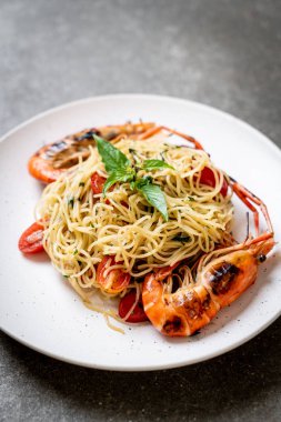 ızgara karides ve domates - İtalyan Füzyon gıda tarzı ile tavada kızartılmış spagetti