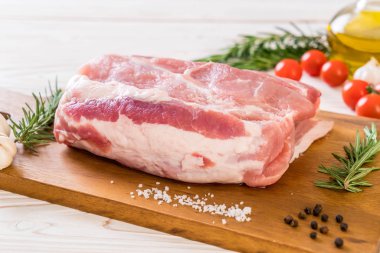 taze domuz ham filetosu ahşap tahta üzerinde