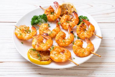 Limon - deniz ürünleri tarzı ile ızgara kaplan karides şiş