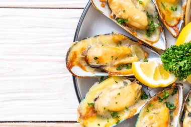 Peynirli taze midye.