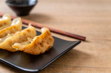 Japon gyoza 'sı ya da soya soslu hamur tatlısı.