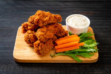 Sebzeli kızarmış tavuk kanadı.