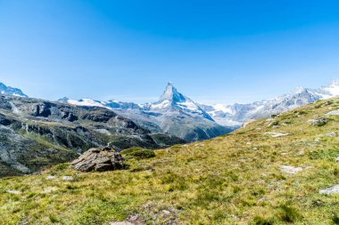 İsviçre, Zermatt 'taki Matterhorn zirvesi manzaralı güzel bir dağ manzarası..