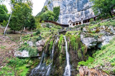 St. Beatus mağara ve şelaleler Thunersee, Sundlauenen İsviçre yukarıda.