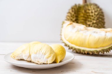 Ahşap zemin üzerinde taze Durian meyvesi