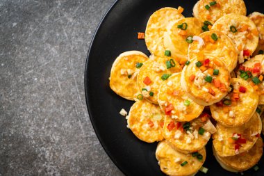 Sahanda yumurta yumuşak tofu sarımsak - sağlıklı, vegan ve sebze gıda tarzı