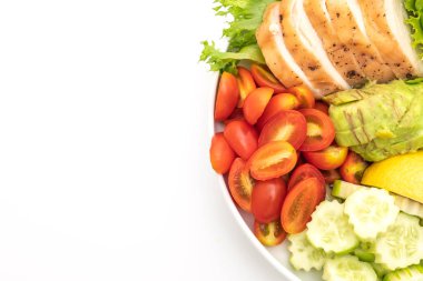 Tavuk göğsü beyaz arka plan üzerinde izole ile sağlıklı salata kasesi