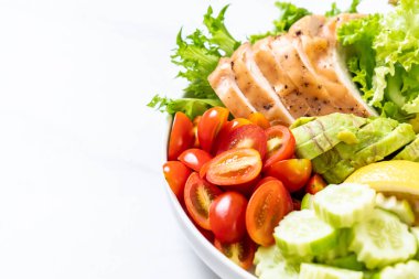 Tavuk göğsü - sağlıklı gıda tarzı ile sağlıklı salata kasesi