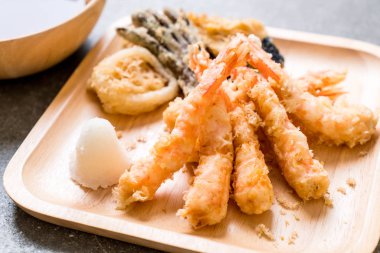 karides tempura (hırpalanmış kızarmış karides) sebze - Japon gıda tarzı