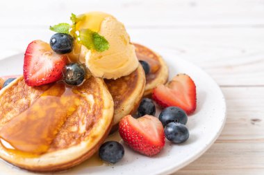 Yabanmersinli gözleme, çilek, bal ve vanilyalı dondurma.