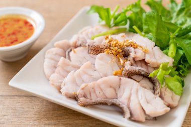 Soslu ve sebzeli haşlanmış balık sosu.