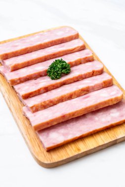 dilimlenmiş taze çiğ pastırma Barbekü