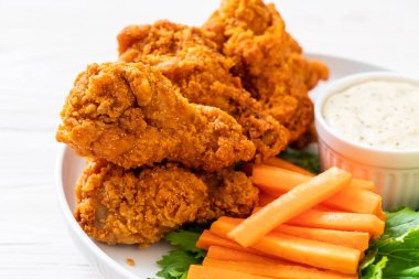 Sebzeli kızarmış tavuk kanadı.