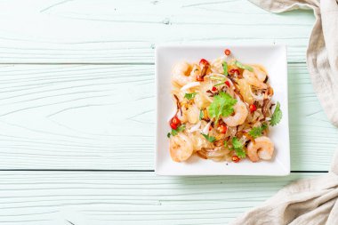 karides ve karidesli baharatlı pamelo salatası. Füzyon yiyecek tarzı.