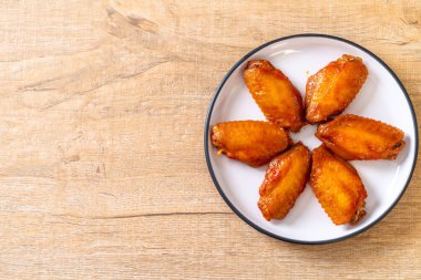 Barbekü tavuk kanadı sosu ile