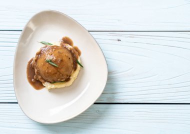 Ev yapımı soslu patates püresi.