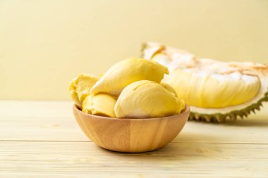 Ahşap zemin üzerinde taze Durian meyvesi