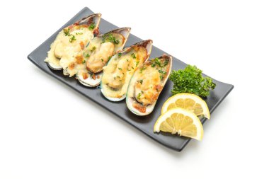 Beyaz arka plan üzerinde izole peynir pişmiş taze midye