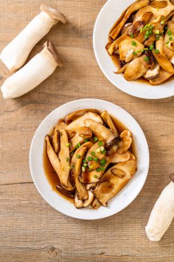 İstiridye soslu kızarmış kral istiridye mantarı. Sağlıklı, vejetaryen ya da vejetaryen yemek tarzı.