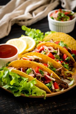 Meksika usulü et ve sebzeli taco.