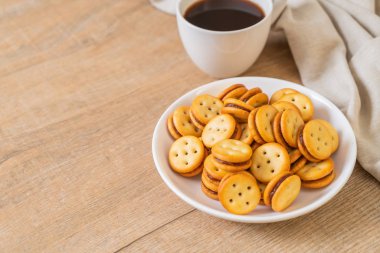 Hindistan cevizli bisküvi ve ananas reçeli.