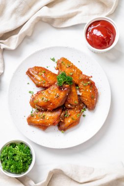 Beyaz susamlı ızgara tavuk kanadı.