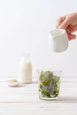 Matcha yeşil çay buzlu cam sütlü