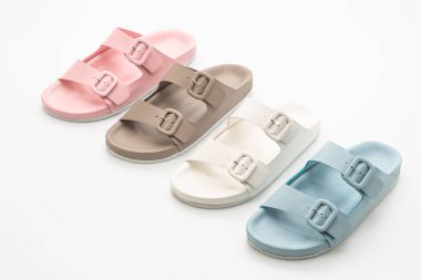 Kadınlar beyaz arka plan üzerinde izole sandalet deri