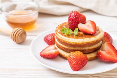 taze çilek ile sufle gözleme