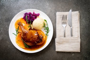 Portakal soslu biftek kızarmış ördek bacak