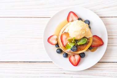 Yabanmersinli gözleme, çilek, bal ve vanilyalı dondurma.