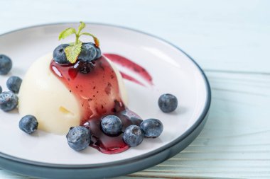 yoğurt puding taze yaban mersini - sağlıklı yemek ve tatlı ile