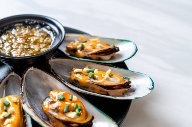 deniz ürünleri midye limon ve sarımsak ile