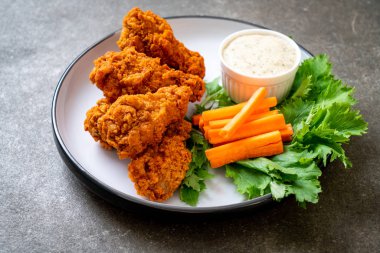 Sebzeli kızarmış tavuk kanadı.