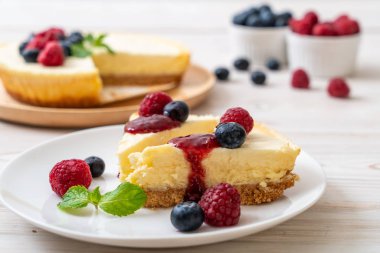 Ev yapımı cheesecake taze ahududu ve yaban mersini ile