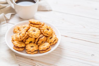 Hindistan cevizli bisküvi ve ananas reçeli.