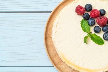 Ev yapımı cheesecake taze ahududu ve yaban mersini ile
