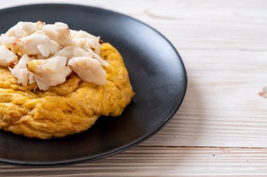 omlet Yengeç eti ve chili sos ile