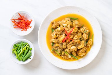 Fried yengeç ile toz köri - Tayland mutfağı